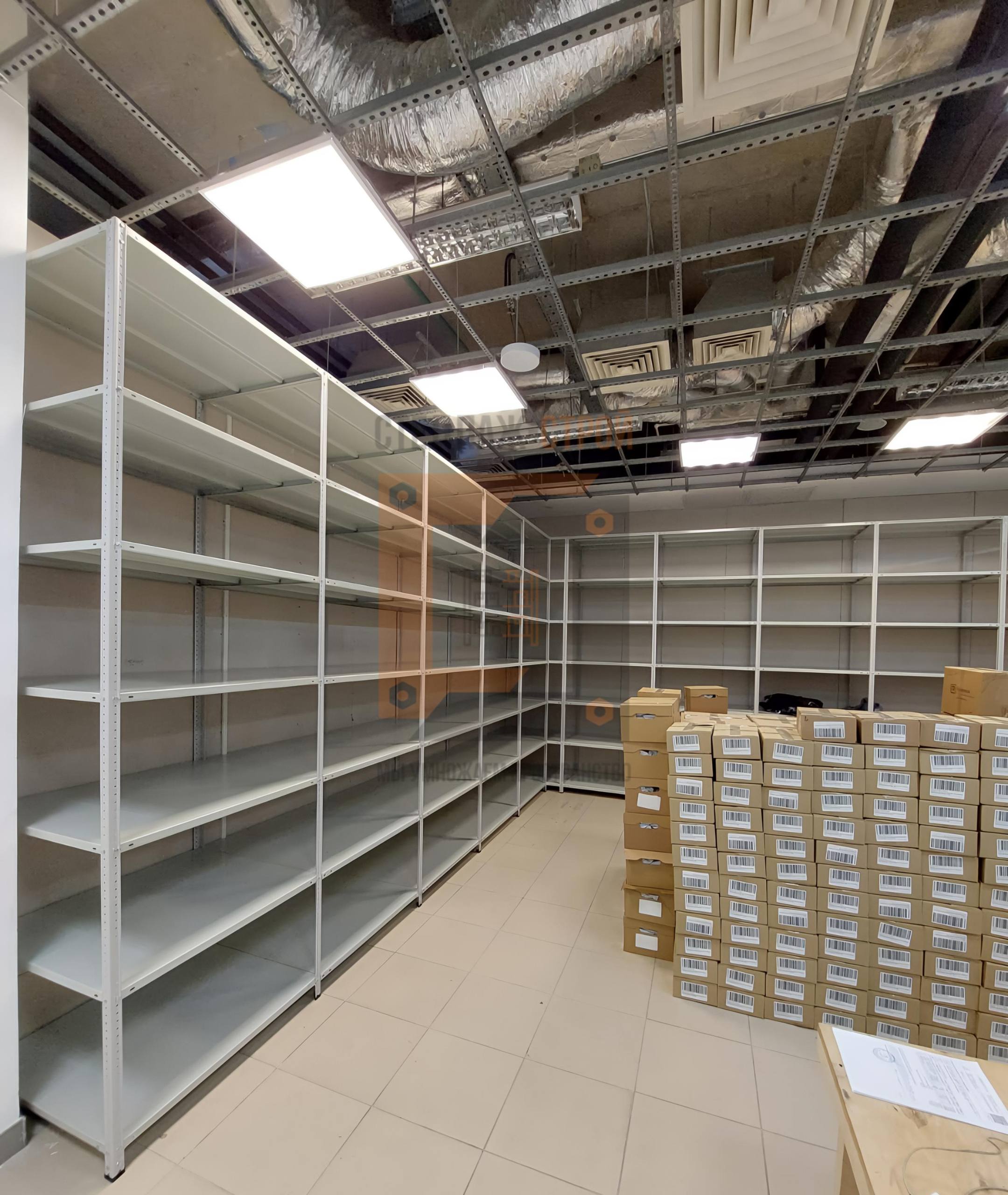 Сборно-разборная средне-грузовая модель металлических стеллажей светло-серого цвета